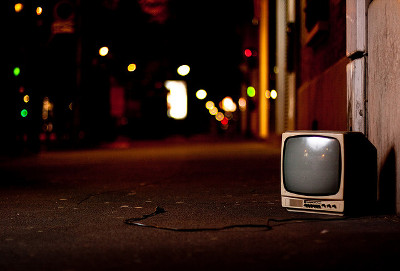 photo d’un téléviseur posé sur le trottoir