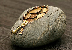 porte monnaie en forme de pierre avec des pièces