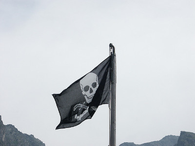 drapeau pirate flottant dans le vent